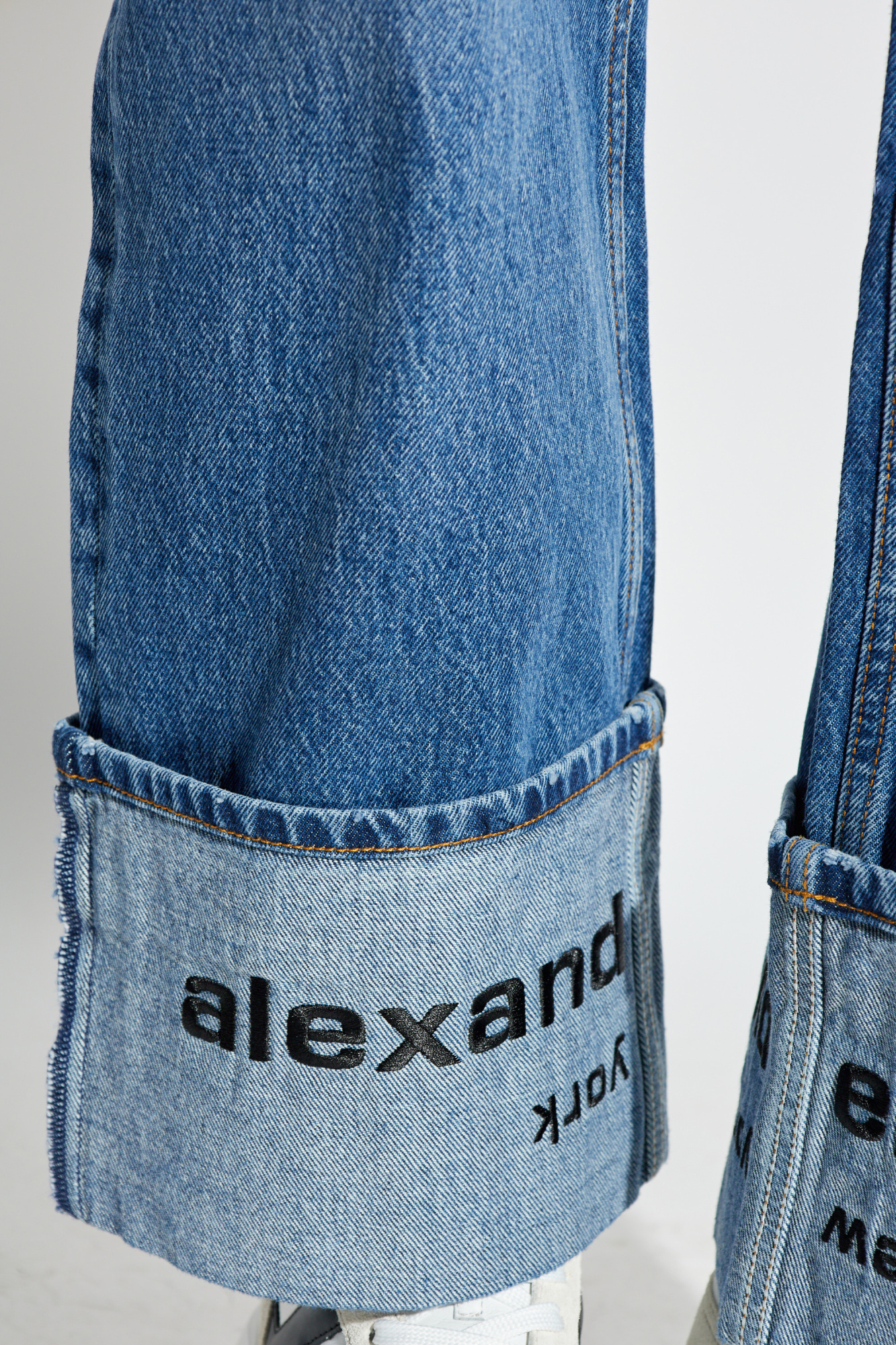 【DISCERNMENT】Esther Lettering Denim Pants Blue Jeans with rolled-up legs and embroidered logo